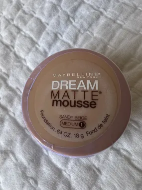 Maybelline Dream Matte Mousse Foundation, Sandy Beige Medium 1 (0.64 oz)